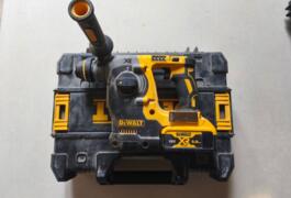 Location outil Perforateur burineur électrique Dewalt près de Le Boulou