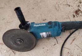 Location outil Meuleuse disqueuse 230mm Makita près de Rognac