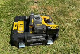 Location outil Perceuse à percussion Sans-fil Dewalt près de Nevoy