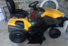 Location outil Tracteur  tondeuse  Briggs &amp; stratton près de Cambernon