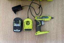 Location outil Pistolet à colle 18V  Ryobi près de Bruyeres le chatel