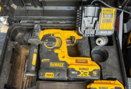Location outil Burineur perforateur électrique Dewalt près de Locqueltas