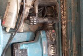 Location outil Burineur perforateur électrique Makita près de Les Bois d'Anjou
