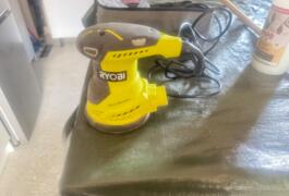 Location outil Ponceuse à bois électrique Ryobi près de Estrablin