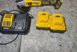 Location outil Meuleuse disqueuse 230mm Dewalt près de Jouy-le-Moutier