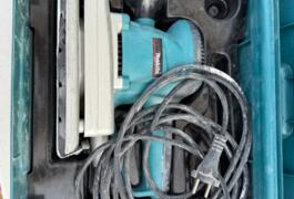 Location outil Ponceuse vibrante électrique Makita près de Lherm