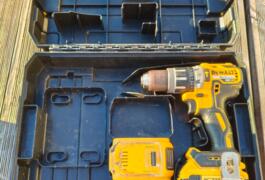 Location outil Perceuse visseuse Sans-fil Dewalt près de Bertric-Burée