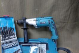 Location outil Perceuse à percussion électrique Makita près de Meyrieu-les-Étangs