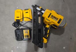 Location outil Cloueur électrique Dewalt près de Saint-Nazaire