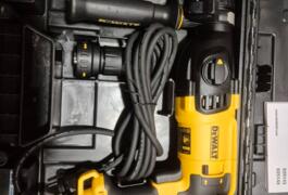 Location outil Perceuse à percussion électrique Dewalt près de Paron