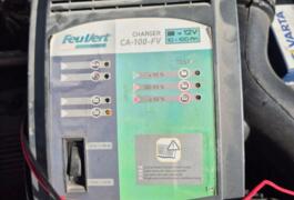 Location outil Chargeur de batterie électrique près de Paron