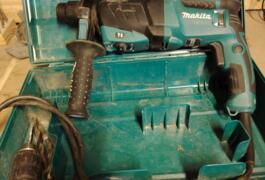 Location outil Burineur perforateur Électrique Makita près de Langueux