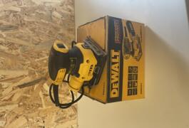 Location outil Ponceuse vibrante Électrique Dewalt près de Couville