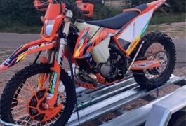 Location outil Remorque porte moto Moins de 750kg Feu vert près de Saint-Marcel