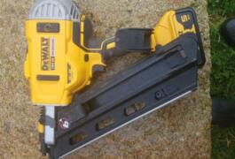 Location outil Cloueur Électrique Dewalt près de Mahalon