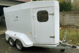 Location outil Remorque fourgon près de Crissey