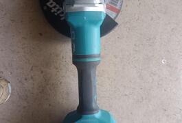 Location outil Meuleuse 230mm Makita près de Nieuil-l'Espoir