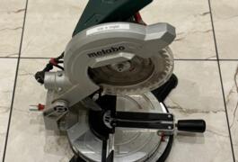 Location outil Scie à onglet Électrique Metabo près de Écully