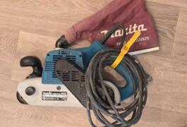 Location outil Ponceuse à bande Électrique Makita près de Boulogne-sur-Mer