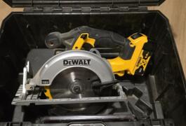 Location outil Scie circulaire Électrique Dewalt près de Claye-Souilly