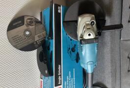 Location outil Meuleuse 230mm Makita près de Caumont-sur-Aure