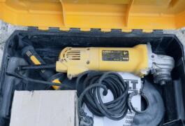 Location outil Meuleuse Électrique Dewalt près de Chelles