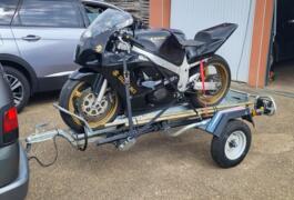 Location outil Remorque porte moto Moins de 750kg Feu vert près de Magny-Cours