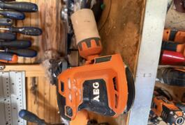 Location outil Ponceuse Batterie Aeg près de Les Angles