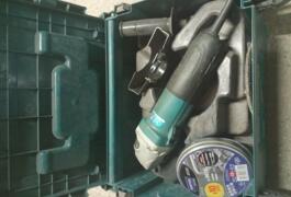 Location outil Meuleuse Électrique Makita près de Happencourt