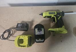 Location outil Pistolet à colle Ryobi près de Paudy