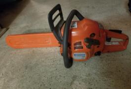 Location outil Tronçonneuse Thermique Husqvarna près de Saint-Julien-de-Peyrolas