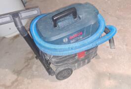 Location outil Aspirateur eau poussière Électrique Bosch près de Fondettes