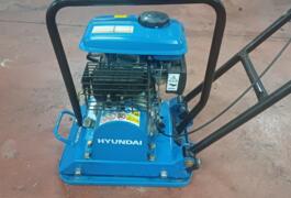 Location outil Plaque vibrante Hyundai près de La Chapelle-Saint-Luc