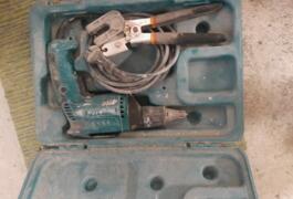 Location outil Viseuse plaque de plâtre Makita près de Lampaul-Ploudalmézeau