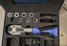 Location outil Pince à sertir Milwaukee près de Feugères