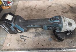 Location outil Meuleuse Sans-fil Makita près de Bourg