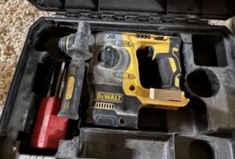 Location outil Burineur perforateur Électrique Dewalt près de Bidos