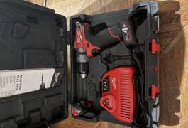 Location outil Milwaukee: perceuse/visseuse/dévisseuse 12v Milwaukee près de Rouen