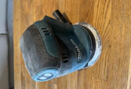 Location outil Ponceuse Batterie Makita près de Ousse