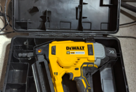 Location outil Cloueur Électrique Dewalt près de Sénas