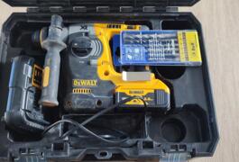 Location outil Burineur perforateur Électrique Dewalt près de Saint-Médard-d'Aunis