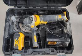 Location outil Meuleuse Électrique Dewalt près de Saint-Médard-d'Aunis