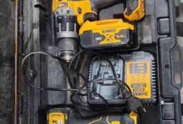 Location outil Perceuse Électrique Dewalt près de Saint-Médard-d'Aunis