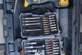 Location outil Visseuse Électrique Dewalt près de Saint-Médard-d'Aunis