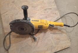 Location outil Meuleuse Électrique Dewalt près de Châbons