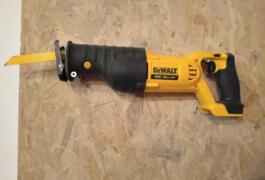 Location outil Scie sabre Dewalt près de Châbons