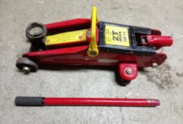 Location outil Cric Rouleur près de Châteaubourg