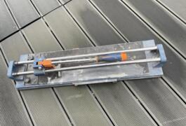 Location outil Coupe carreaux Manuel près de Roost-Warendin