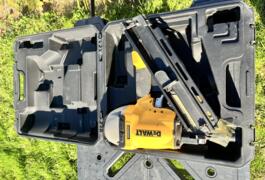 Location outil Cloueur Pneumatique Dewalt près de La Capelle-lès-Boulogne