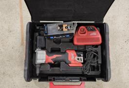 Location outil Pince à rivet Milwaukee près de Saint-Chamond